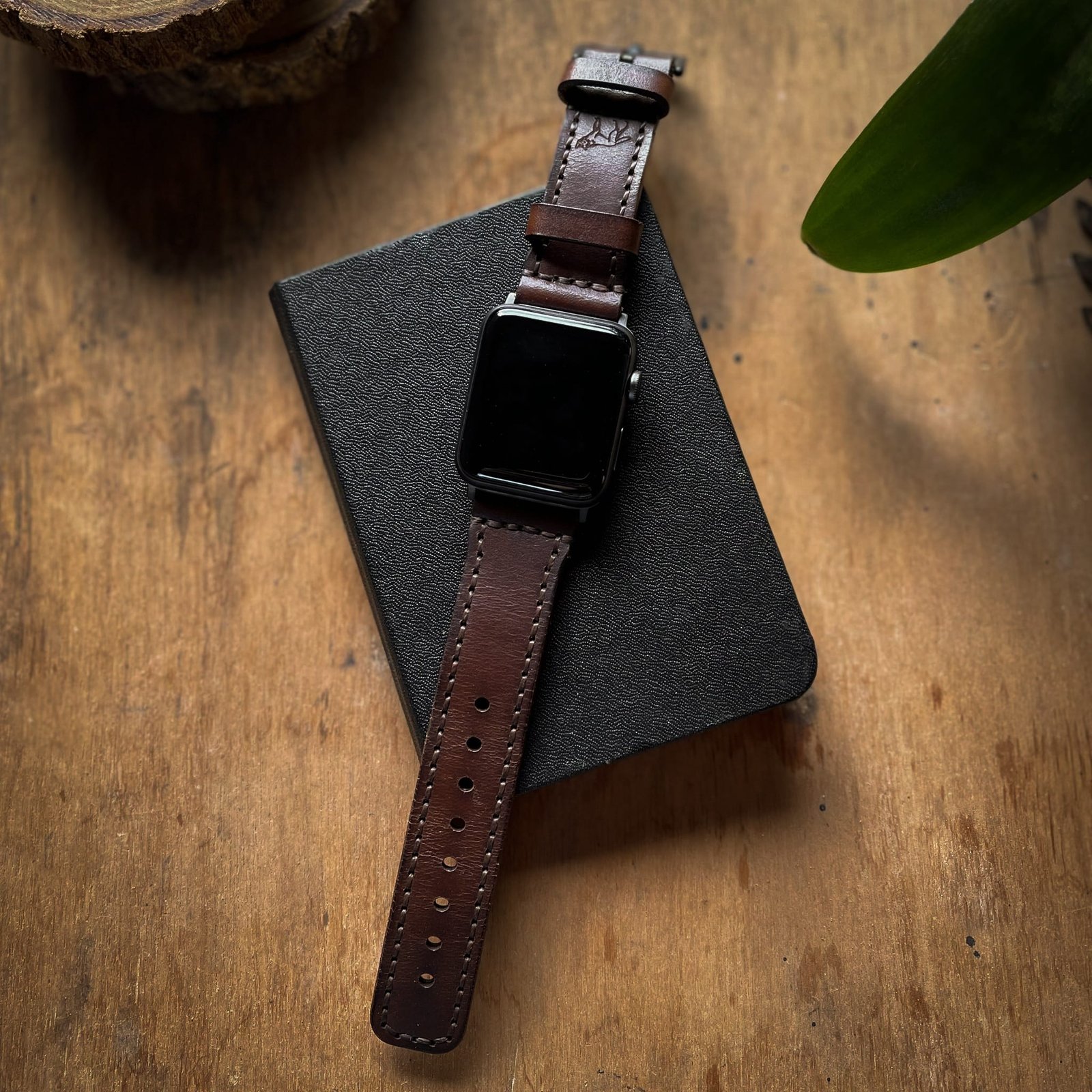 Pulseira de Couro Apple Watch Costurada Marrom - Imagem 2