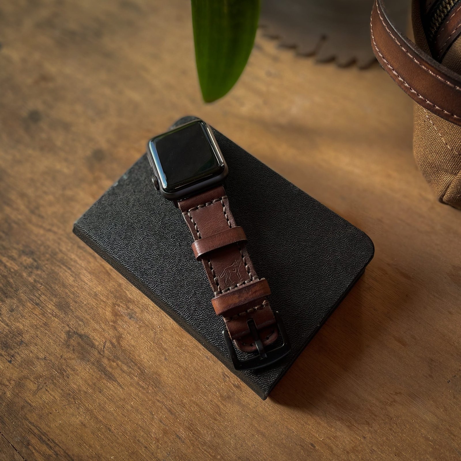 Pulseira de Couro Apple Watch Costurada Marrom - Imagem 3