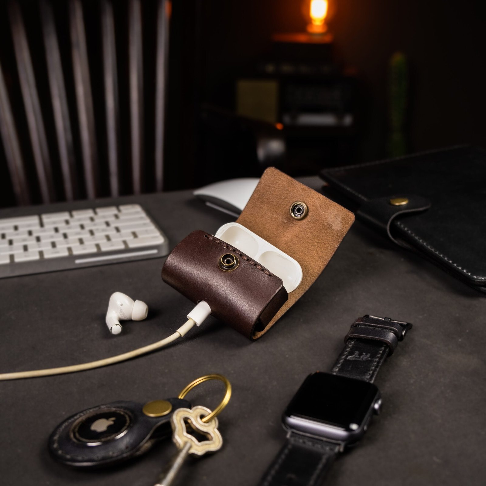 Capa de Couro AirPods Marrom - Imagem 5